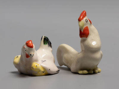 Курица с цыплятами и петух. Миниатюрная статуэтка. 2 шт. Фарфор ЛФЗ 1950-е гг. Размер 3х5х3.5 и 