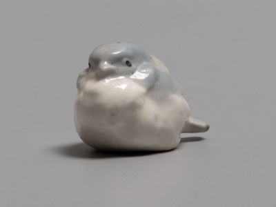 Авт. Сморгон Л.Н. Воробей. Миниатюрная статуэтка. Фарфор ЛЗФИ 1950-е гг. Размер 2.5х4х2.5 см. 