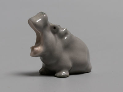 Бегемот. Миниатюрная статуэтка. Фарфор ЛФЗ 1980-е гг. Размер 4х5.5х2 см. Роспись подглазурная. 