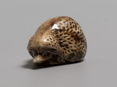 Ежик. Миниатюрная статуэтка. Фарфор СССР 1950-1960-е гг. Размер 2.5х5х3 см. Скол на носу. Следы 