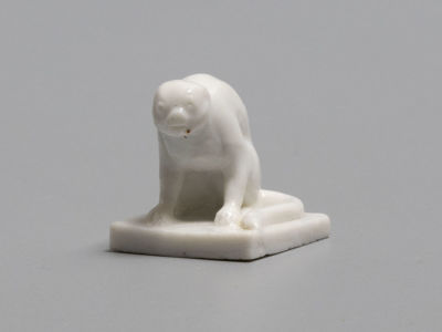 Обезьяна. Миниатюрная статуэтка. Фарфор 1950-1960-е гг. Размер 2.5х2х2 см. Следы бытования. В 