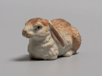 Заяц (кролик). Миниатюрная статуэтка. Фарфор Гарднер (?) Рубеж XIX-XX вв. Размер 3.5х7.5х3.5 