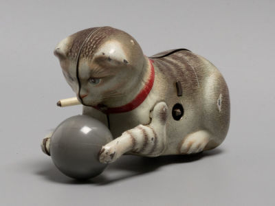 Механическая игрушка. Котик с шаром. U.S.-Zone Germany. Металл. Германия. 1960-е гг. Размер 