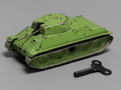 Механическая игрушка. Модель танка МЗМЗИ. С ключиком. СССР. 1960-е гг. Размер 12х6х6 см. 