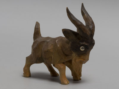 Деревянная фигурка. Козел. Ручная работа. 1960-е гг. Размер 6,7х6,5х2,5 см. 
Незначительное 