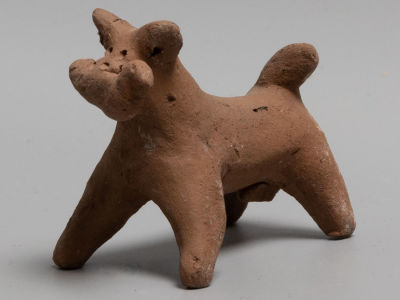 [Коллекция А.М.Бьянки] Авт. У. Бабкина. Каргопольский промысел &laquo;Собака с добычей&raquo;. Глина без 