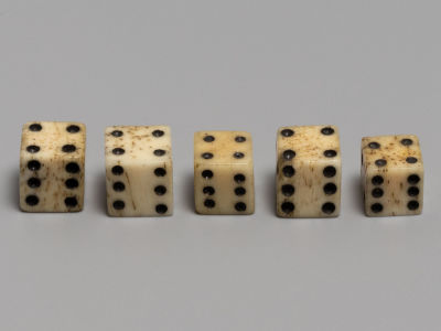 Игральные кости 5 шт. Кость. Нач. ХХ в. Размер кастрюли без учета ручки 13,5х22,5 см. 