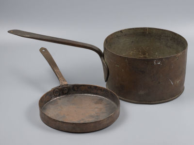 Кастрюля с ручкой и сковорода. Красная медь. Начало ХХ в. Размер: ребро от 8 мм. до 10 мм. 