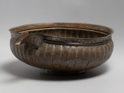 Ендова рифленая. Медь. XVIII-XIX вв. Диаметр 27 см., высота 11 см. Луженая медь. 
Следы 