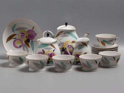 Авт. Л.К.Блак Сервиз &laquo;Яблоки&raquo; (16 предм.) форма &laquo;Купава&raquo; авт. Э.М.Криммер. Надглазурная роспись 