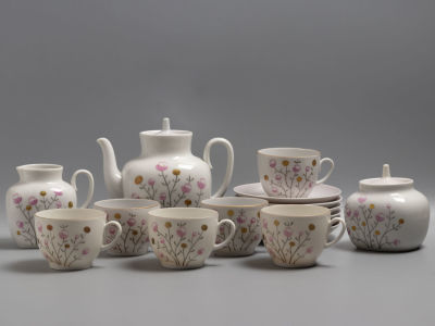 Авт. Л.Ф.Орлова. Сервиз &laquo;Цветущий куст&raquo; (15 предм.) Форма &laquo;Чайка&raquo; авт. А.Н.Семенова. Розовое 