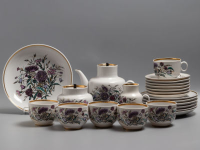 Авт. Л.К.Блак. Сервиз &laquo;Чертополох&raquo; (23 предм.) Авт. формы A.А.Лeпоpскaя, форма &laquo;Нева-2&raquo; Фарфор 