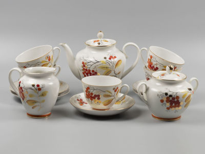Авт. Л.Григорьева. Чайный сервиз с рябиной &laquo;Осень&raquo; на 5 персон. Фарфор ЛФЗ. 1960-е гг. Размеры: 