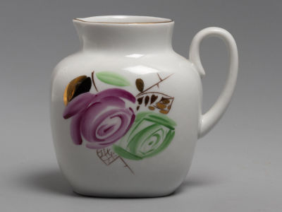 Авт. Т.Н.Беспалова-Михалева. Молочник &laquo;Букет&raquo; Авт. формы С.Е.Яковлева Фарфор, надглазурная 