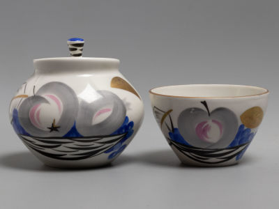 Авт. Л.К. Блак. Сахарница и чайная чашка &laquo;Фрукты&raquo; Форма &laquo;Утро&raquo; Фарфор. ЛФЗ. 1960-е гг. Размеры: 