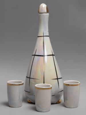 [Советский минимализм] Графин &laquo;Лебедь&raquo; с тремя стопками. Фарфор. Артель &laquo;Прогресс&raquo; 1960-е гг. Ра 