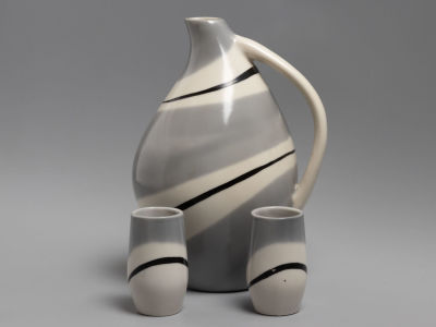 Авт. Л.Р.Афанасьева(?) Графин и две стопки (серый с черными полосками) Подлазурная роспись. 