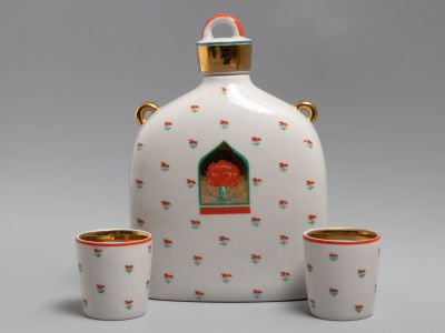 Штоф и две стопки &laquo;Гвоздика&raquo;. Фарфор. ЛФЗ. 1960-е гг. Размеры: графин высота 17,5 см., 12х5 