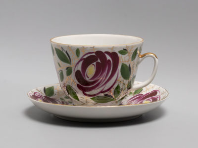 Чайная пара. Красные пионы(?) Роспись. Фарфор. ЛФЗ. 1960-е гг. Размеры: чашка высота 8 см. 