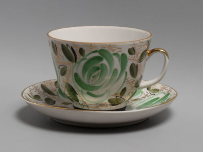 Чайная пара. Зеленые пионы(?) Роспись. Фарфор. ЛФЗ. 1960-е гг. Размеры: чашка высота 8 см. 