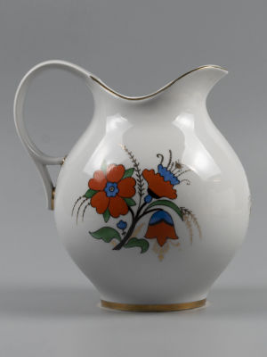Кувшин для воды. Фарфор. ЛФЗ. 1960-е гг. Размер 18х17х14 см. 1,4 л. 
Незначительный мелкие 