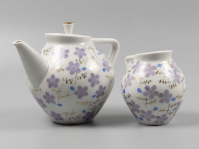 Чайник и молочник. Форма В.Л.Семенова &laquo;Утро&raquo;. Фарфор. ЛФЗ. 1960-е гг. Размеры: чайник 14х12,3 