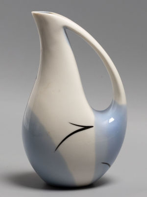 [Советский минимализм 1960-х гг.] Графин. Фарфор ЛЗФИ 1950-1960-е гг. Высота 17 см. Подглазурная 