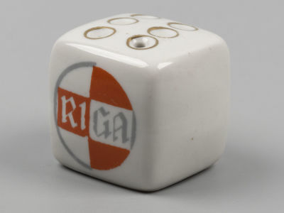 Солонка в виде игральной кости "Рига" Фарфор. Латвия 1960-е гг. Размер см. 
Хорошее состояние.