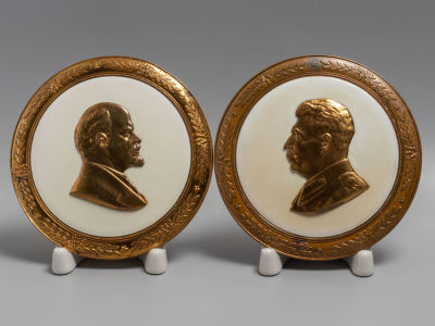 Ленин и Сталин. Две плакетки с барельефами. Латунь, эмаль. Ленинградский монетный двор (ЛМД). 