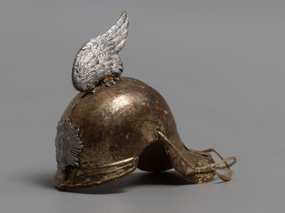 Дрезденская елочная игрушка. Каска. Картонаж. Германия. Начало ХХ в. Размер 5х6х3 см. Следы 