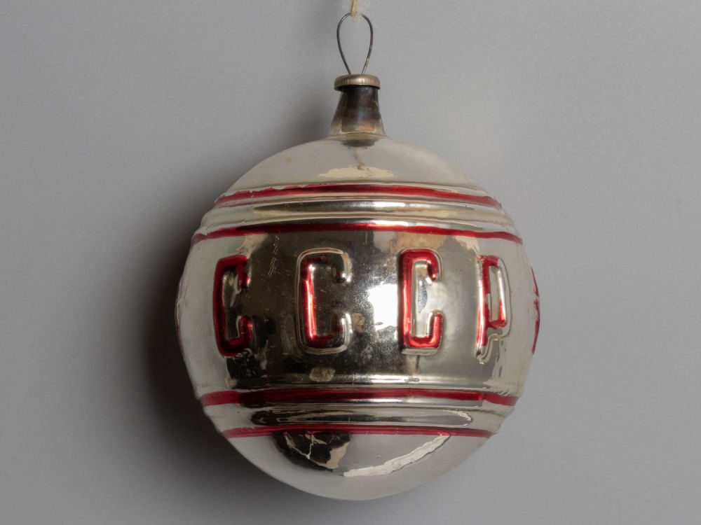 Елочная игрушка шар "СССР". Стекло. 1940-1950-е гг. Диаметр 7,5 см. 
Общие незначительные 