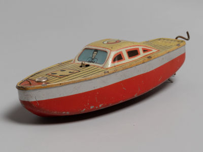 Заводная игрушка. Моторная лодка. Жесть. ЛМЗ. СССР. 1950-е гг. Размер 17х4х5,5 см. Не рабочая. 