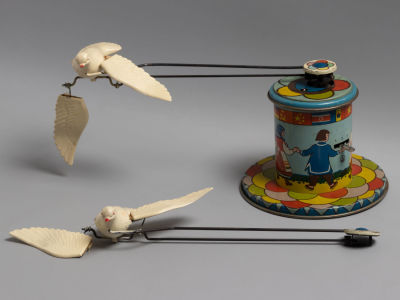 Заводная игрушка. Карусель с двумя птичками. Жесть, папье-маше. ЛМЗ. СССР. 1950-е гг. Размер: 