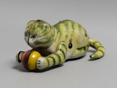 Заводная игрушка. Кот с шариком. Жесть. ЛМЗ. СССР. 1950-е гг. Размер 13х5,5х6,5 см. Механизм 