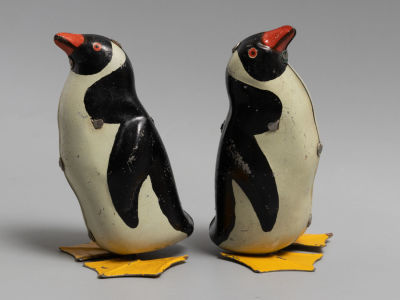Заводные игрушки (2 шт.) Пингвин. Жесть. ЛМЗ. СССР. 1950-е гг. Размер 9,5х5х5,7 см. Один 