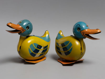 Заводные игрушки (2 шт.) Утка. Жесть. ЛМЗ. СССР. 1950-е гг. Размер 5,5х9х14 см. Без ключика. 