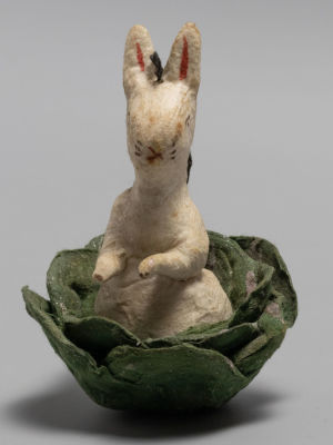 Елочная игрушка. Заяц в капусте. Вата, роспись. СССР. 1950-1960-е гг. Размер 8,3х6,3х5,2 см. 