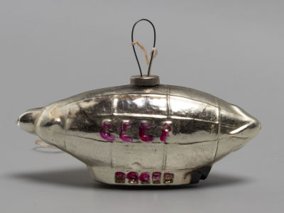 Елочная игрушка. Дирижабль. Стекло. СССР 1950-е гг. Размер 7,8х2,8х3,6 см. 
Общие потертости и 