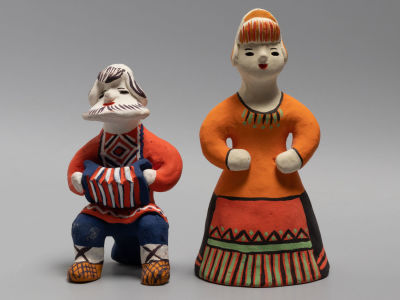 Каргопольский промысел. &laquo;Пара. Гармонист и танцовщица&raquo;. Глина, роспись. 1980-е гг. Размеры: 