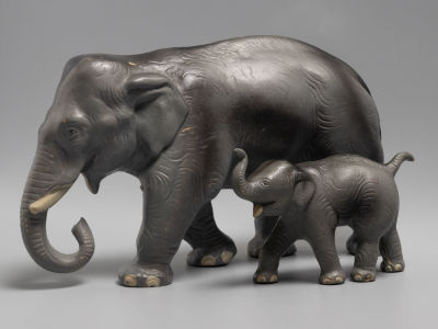 Слоны (2шт.) Резиновая игрушка с пищалкой. Красный треугольник. 1950-е гг. Размеры: 9,2х13х4,5 