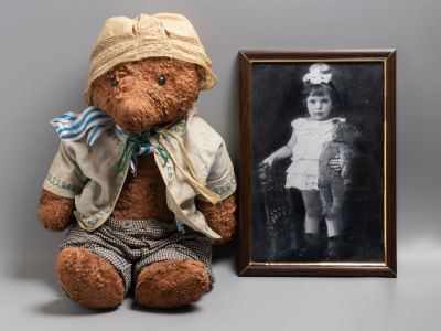 Плюшевый Мишка Тедди (Teddy bear) и фотография его хозяики. Опилки, пищалка. 1930-1940-е гг. Раз 
