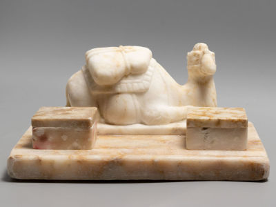 Чернильница. Верблюд. Мрамор. Первая пол. ХХ в. Размер 11х17х25 см. Мрамор, резьба. Стеклянные 