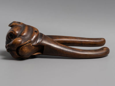 Орехокол. Голова собаки. Дерево, резьба. Вторая пол. XIX в. Размер 19,5х7,5х5,3 см. 
Следы 