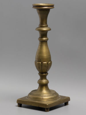 Подсвечник на одну свечу. Линейная гравировка, растительные мотивы. Бронза. Кон. XIX – нач. ХХ в. 