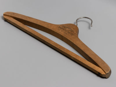 Реклама. Гвардейское экономическое общество. Деревянная вешалка фирмы RECORD,. Начало ХХ в. Разм 