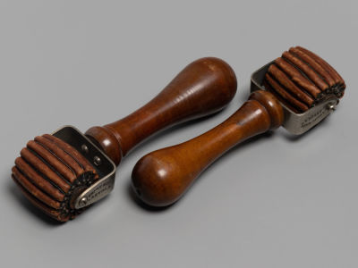 Массажеры с роликами (2 предм.) Trade mark &laquo;Arvola&raquo;. Дерево, кожа, металл. Кон. XIX – нач. ХХ в. 