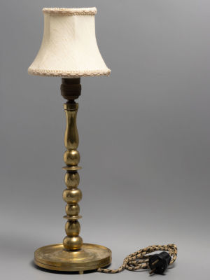 Лампа с бежевым абажуром. Латунь. Кон. XIX – нач. ХХ в. Высота 47 см. с абажуром. Рабочая. 
