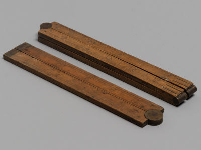 Аршин (на 24 ед.) и вершок (на 12 ед.) складные. Дерево, латунь. Кон. XIX – ХХ в. Размеры: 