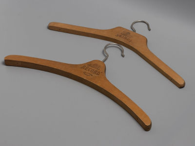 Вешалки Record и Primus (2 предм.) Дерево. Нач. ХХ в. Размеры: Record длина 41 см.; Primus 