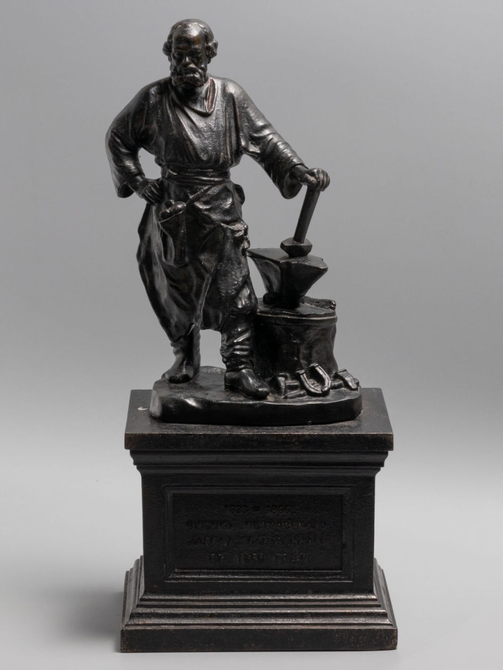 [В Луганском краеведческом музее не знают об экземпляре] "Кузнец" Скульптура-копилка. Чугун 